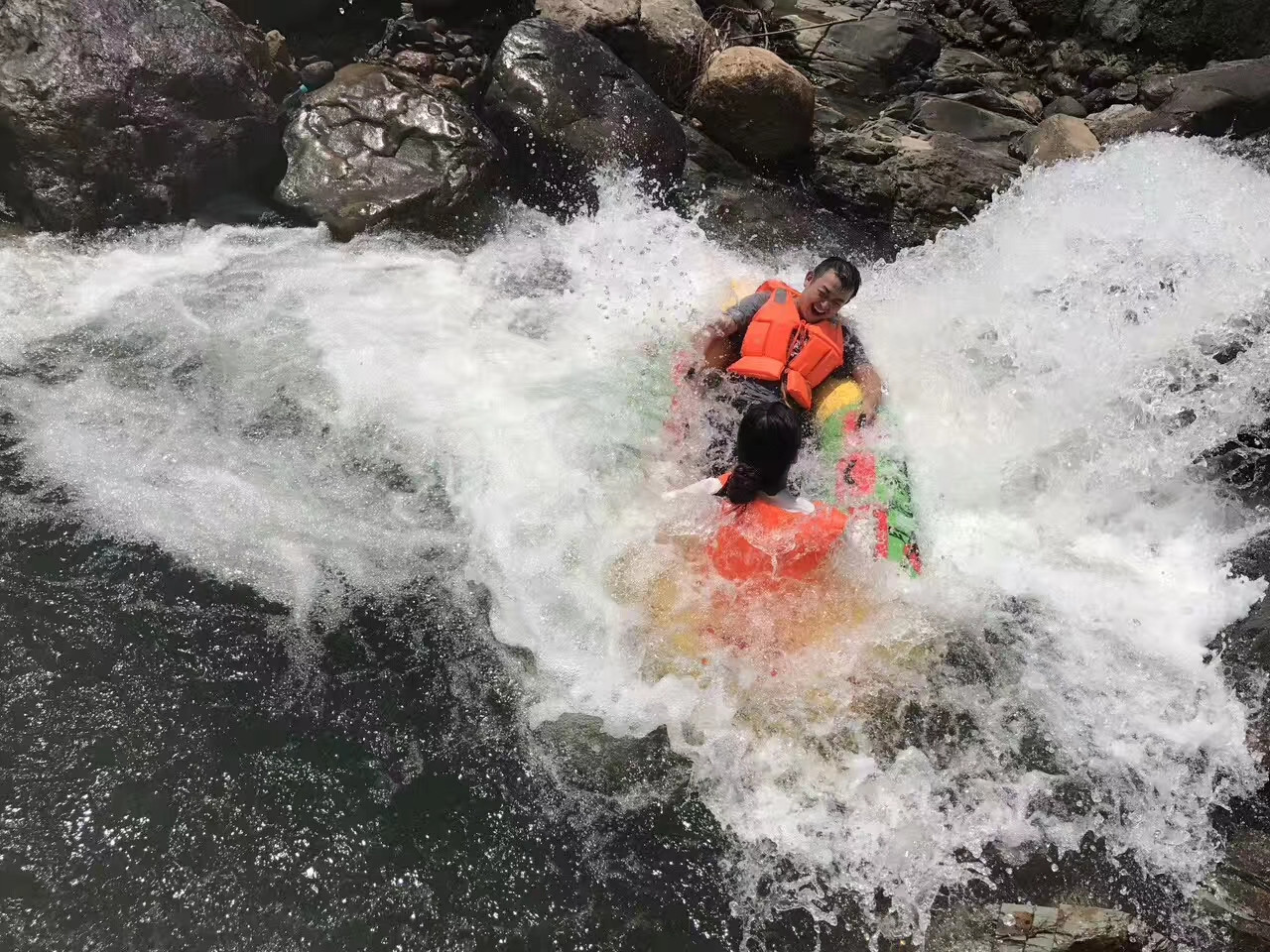 上海周邊刺激的漂流/桐廬山灣灣漂流